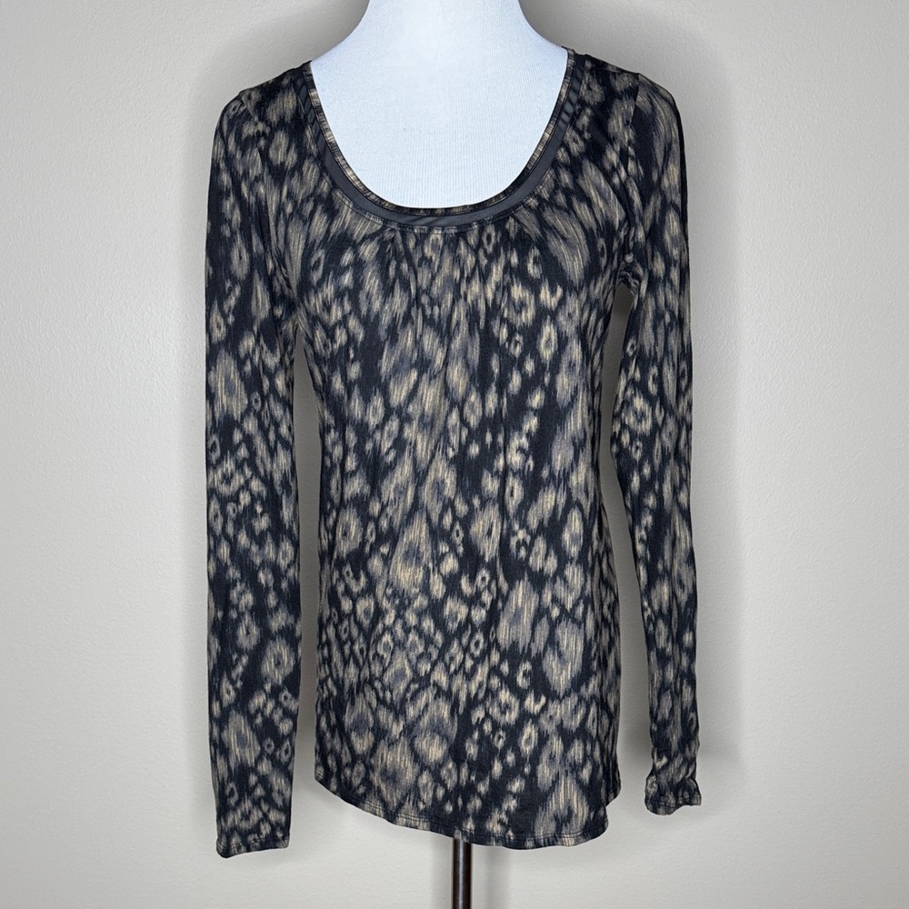 Elie Tahari womens long sleeve animal print pullover blouse size M.